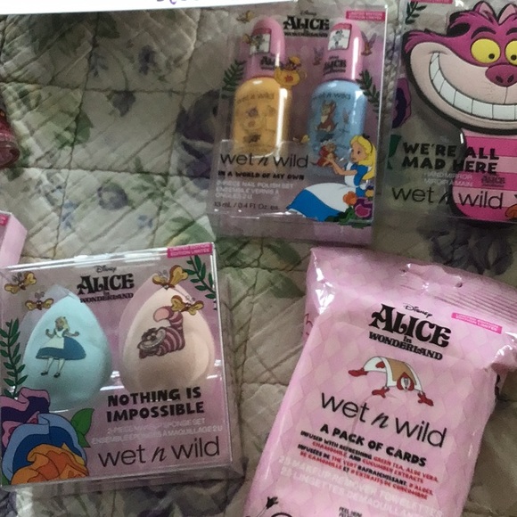 Wet n Wild Disney Alice In Wonderland 23 pcs Eye palette blush lip gloss bag New - Picture 8 of 11